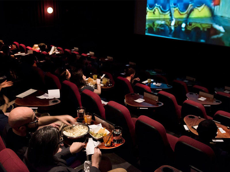 Vào ngày Movie day, những cặp đôi yêu nhau sẽ hẹn hò tại rạp chiếu phim